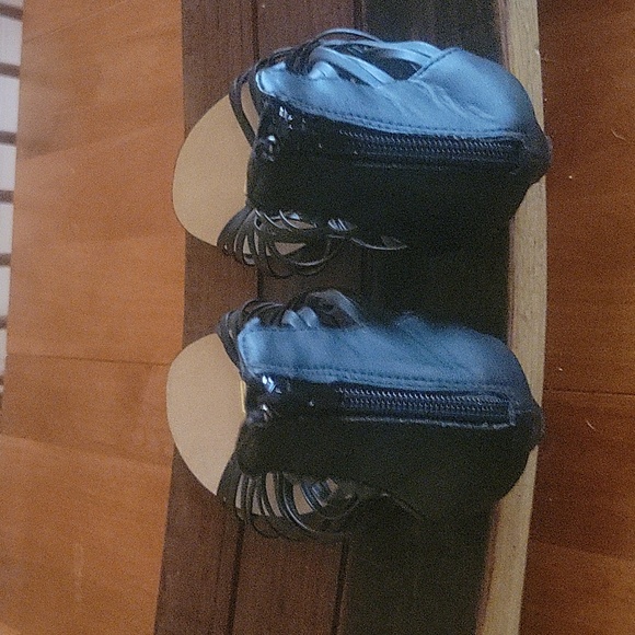 Size 10 gladiator style sandals. - Picture 3 of 4